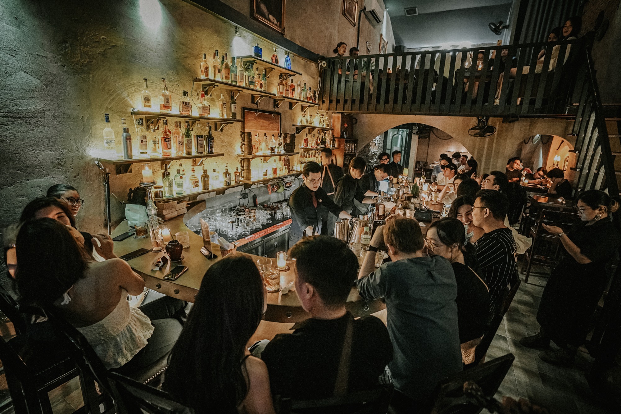 BAR – NƠI CHÀO ĐÓN NHỮNG KẺ CÔ ĐỘC, THÍCH HOÀI NIỆM