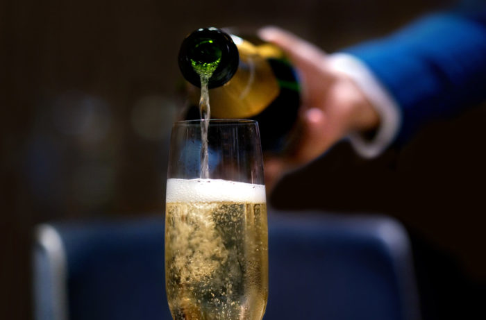 CHAMPAGNE ĐỂ ĐƯỢC BAO LÂU SAU KHI MỞ NẮP?